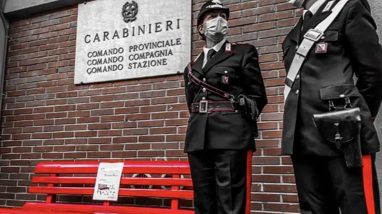 La panchina rossa con due carabiniere in caserma a Spinea