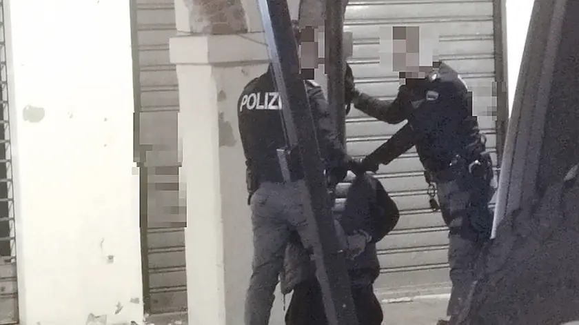 Due poliziotti fermano uno dei due stranieri coinvolti nella rissa di sabato sera in via Palazzo