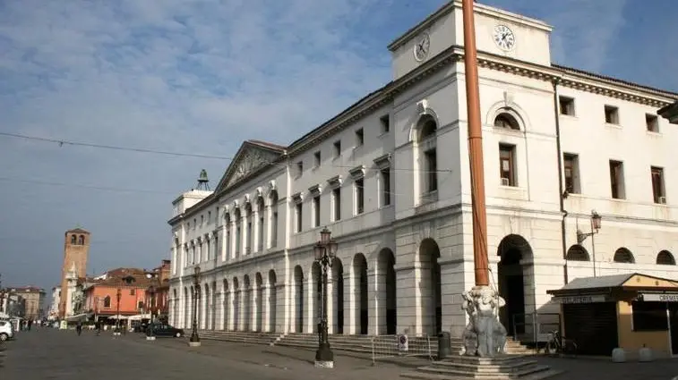 Depolo mph03a Elisabetta Donaggio ..Chioggia: municipio - Il supermercato Lando di Pianiga dove e' saltata la cassa continua