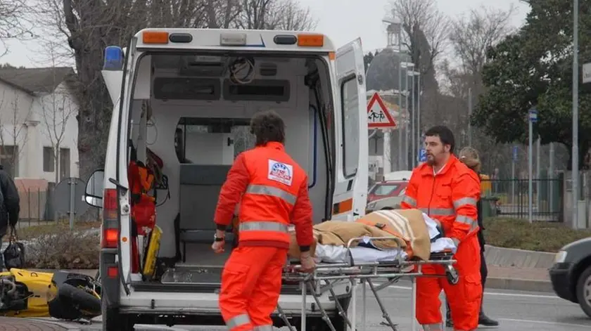 DEPOLO FGAVAGNIN (PROP.) PORTOGRUARO CADE CON LO SCOOTER SULLA ROTONDA IN VIALE ISONZO..I SOCORSI