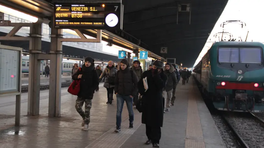 Disagi alla stazione ferroviaria di Mestre a causa dell'introduzione del nuovo orario cadenzato
