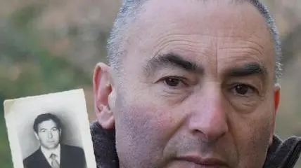 Adriano Sabbadin mentre mostra la foto del papà Lino, ucciso nel 1979 da Cesare Battisti (ex Pac)