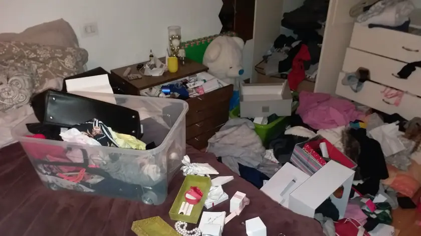 Una casa dopo il passaggio di una banda di ladri