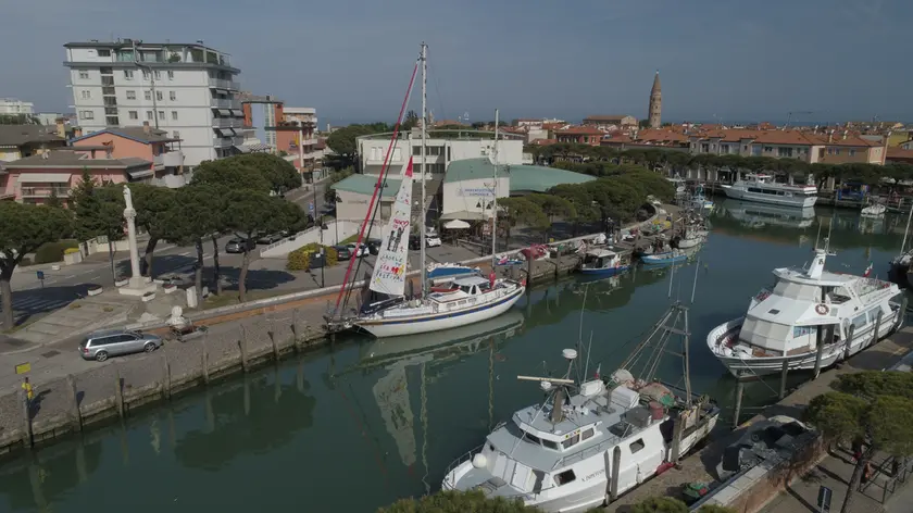 Già attraccata la barca a vela che promuove il Caorle Sea Festival (Foto Manuel Bressan)