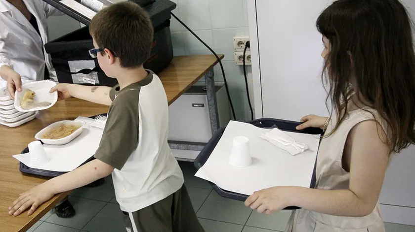 La mensa della scuola elementare Manzoni, a Montecchio Maggiore ( Vicenza), dove otto famiglie hanno avuto difficolta' a pagare le rette..per la mensa scolastica dei figli e ieri hanno visto servire ai ragazzi panini imbottiti anziche' piatti di pasta...Sul cibo servito ieri e oggi agli otto bambini, il sindaco di Montecchio..Milena Cecchetto non si stanca di ripetere: 'Non e' vero che gli abbiamo lasciati con un....tozzo di pane. Son stati distribuiti panini imbottiti ripieni di..prodotti che rispettano le diete, anche religiose, dei..ragazzi ''. ANSA / DAVIDE BOLZONI / DBA