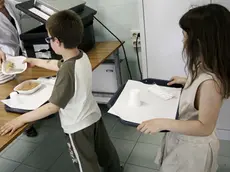 La mensa della scuola elementare Manzoni, a Montecchio Maggiore ( Vicenza), dove otto famiglie hanno avuto difficolta' a pagare le rette..per la mensa scolastica dei figli e ieri hanno visto servire ai ragazzi panini imbottiti anziche' piatti di pasta...Sul cibo servito ieri e oggi agli otto bambini, il sindaco di Montecchio..Milena Cecchetto non si stanca di ripetere: 'Non e' vero che gli abbiamo lasciati con un....tozzo di pane. Son stati distribuiti panini imbottiti ripieni di..prodotti che rispettano le diete, anche religiose, dei..ragazzi ''. ANSA / DAVIDE BOLZONI / DBA