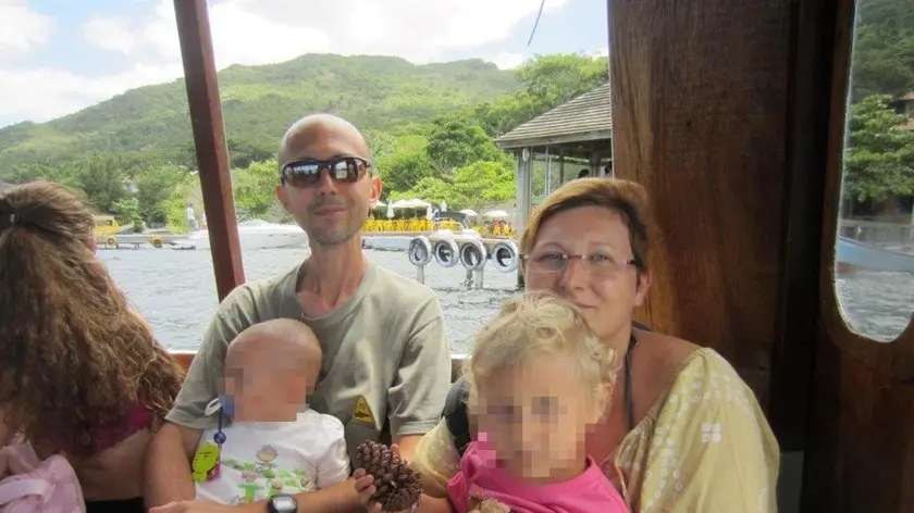 Chiara Nobile con il marito Claudio Silvestri e i loro figli (foto da Facebook)