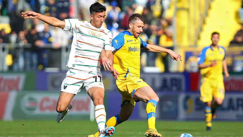 Un momento della partita tra Frosinone e Venezia, con i due giocatori Mikael Egill Ellertsson e Marcus Rohden. Foto Editoriale Report