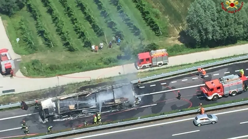 COLUCCI - DINO TOMMASELLA - PORTOGRUARO - INCENDIO CAMION IN A 4 - FOTO VV.FF.