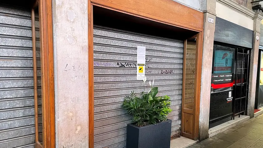 Una delle campane floreali piazzate per allontanare i clochard