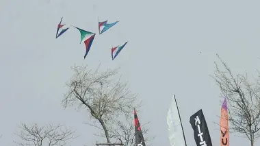 Aquiloni in volo e preparativi ieri mattina a San Giuliano. Accanto - dall’alto a sinistra e in senso orario - Mauro Manfredin, Eleonora Ortolan Giovanni Govoni e Aristide Prandelli. Sotto - insieme e da sinistra - Dario Beluanca, Manuela Fasolato, Riccardo Di Cicco e Andrea Vincenti