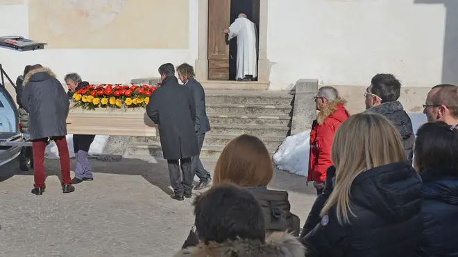 Funerali a Taibon agordino dopo il terribile mortale in galleria