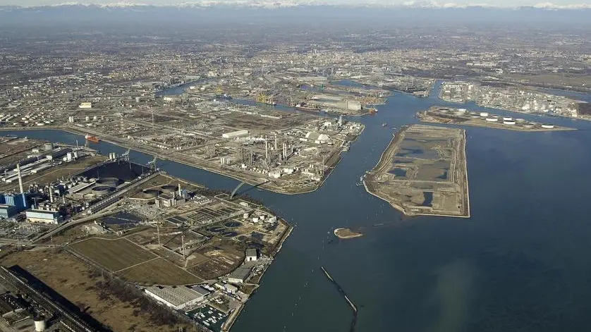 Foto per Mitia Chiarin - Veduta aerea di Porto Marghera - Porto Marghera dall'alto, qui Zoggia indica l'area di sviluppo