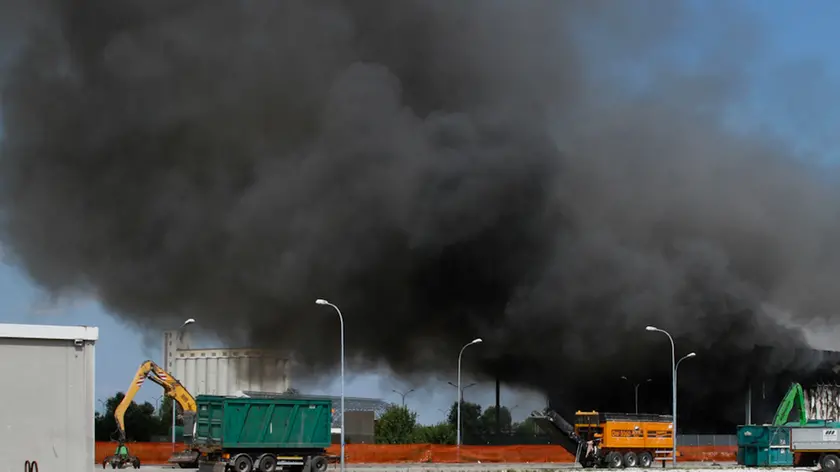 Agenzia Candussi, incendio deposito Veritas a Fusina