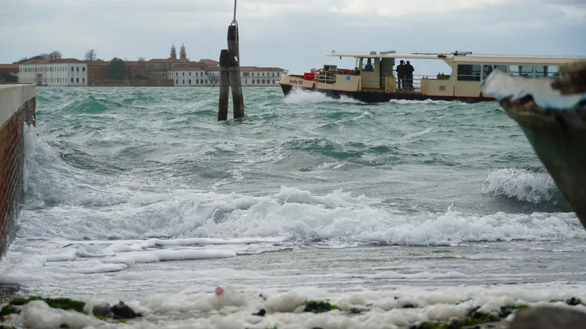Un vaporetto in laguna a sud di Venezia, davanti l’isola di San Servolo