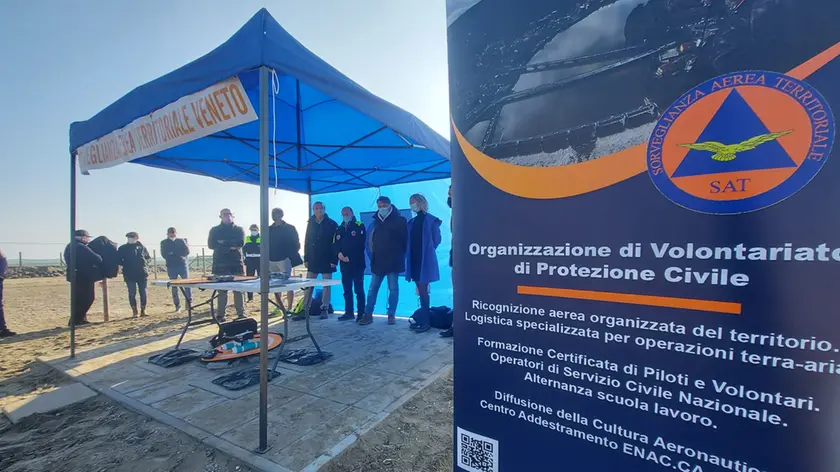 La presentazione dell'iniziativa sulla spiaggia di Sottomarina (Foto Pòrcile)