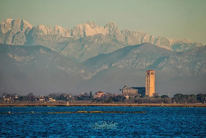 Magnifica foto di Claudio Vianello: Torcello e le Dolomiti
