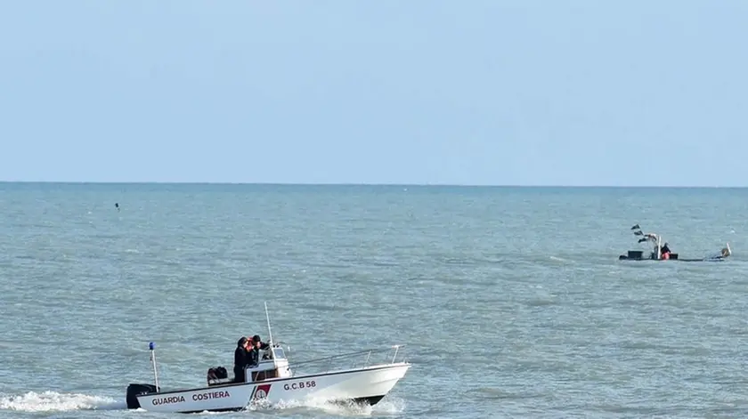 DE POLO - DINO TOMMASELLA - CAORLE - LA BARCA DELLA GUARDIA COSTIERA IMPEGNATA NELLE RICERCE DEI DISPERSI NELTRATTO DI MARE FRONTE CHIESETTA