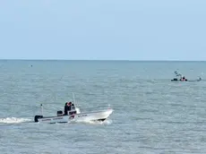 DE POLO - DINO TOMMASELLA - CAORLE - LA BARCA DELLA GUARDIA COSTIERA IMPEGNATA NELLE RICERCE DEI DISPERSI NELTRATTO DI MARE FRONTE CHIESETTA