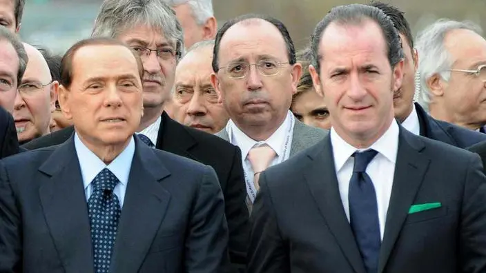 Da sinistra: Giancarlo Galan, il presidente del Consiglio Silvio Berlusconi e Luca Zaia in una immagine dell'8 febbraio 2009.Oggi il leader della Lega, Umberto Bossi ha detto che Giancarlo Galan al posto di Claudio Scajola al ministero dello Sviluppo Economico e un leghista al dicastero dell'Agricoltura che fu di Luca Zaia e' un ipotesi possibile.
