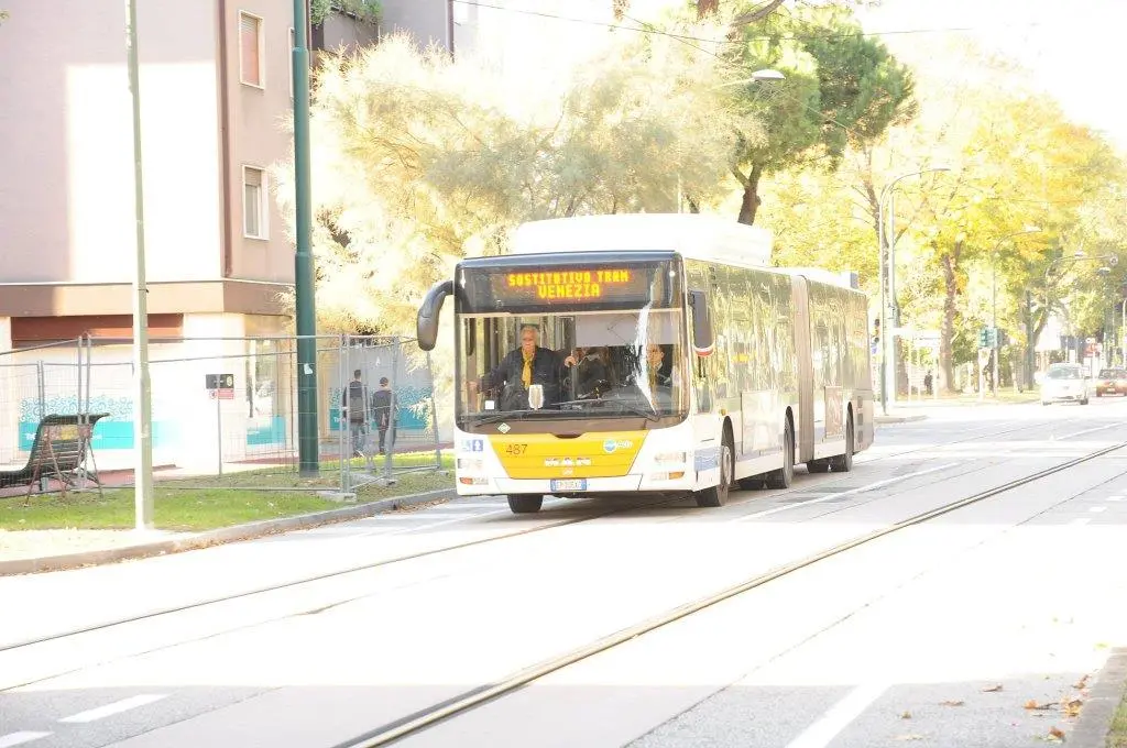 Bus sostitutivo dopo l'ennesimo stop (foto Alberto Alberti)