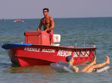 Jesolo (VE):.La spiaggia..02/08/2001 © Light Image Studio..Morsego.