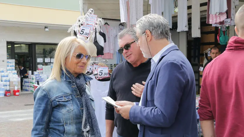 Foto Agenzia Candussi/ Scattolin/ Marghera, piazza Mercato/ Reading di poesie itinerante sul tema di Porto Marghera organizzato dall'ass. Voci di Carta