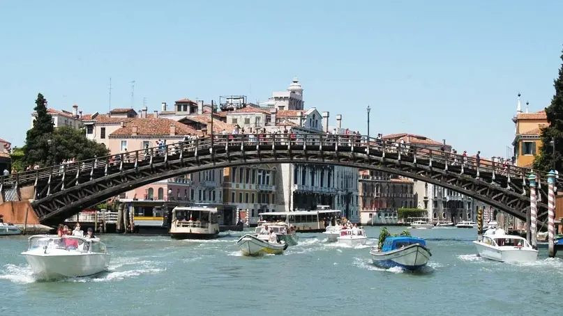 09.07.2004.- PONTE DELL'ACCADEMIA.- INTERPRESS/MORSEGO