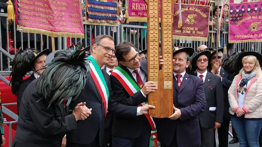 Colucci - Dino Tommasella - San Donà - PIAVE; 2018 - Persorso sfilata dei Bersaglieri e fanfara dell'Associazione nazionale bersaglieri- sezione di San Donà che sfila a Pescara lo scorso anno in occasione del raduno nazionale e foto del passaggio della stecca al sindaco Cereser. A reggere la stecca, alla destra di Cereser, con il cappello da bersagliere,è Mauro Cattai, presidente del comitato organizzatore.