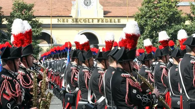 La banda dell'Arma dei Carabinieri durante la cerimonia di conferimento degli alamari a 200 allievi carabinieri frequentatori del 128° corso, intitolato al Carabiniere Medaglia dOro al Valor Militare Poliuto Penzo e di giuramento di fedelta' alla Repubblica Italiana nel cortile della caserma 'Orlando De Tommaso', a Roma, oggi 14 aprile 2011. ANSA/CLAUDIO PERI