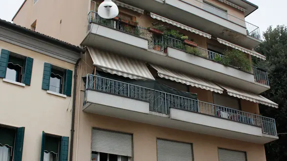 Ragazza tenta il suicidio in Via Einaudi Mestre. Nella foto: l'abitazione della ragazza.