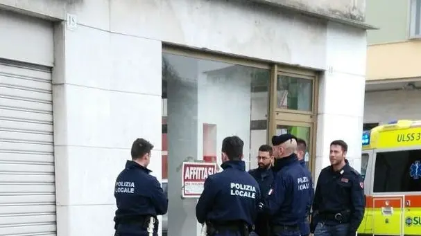 L'aggressore fermato dalla polizia locale