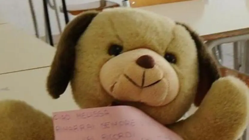 Nella foto l'aula dove studiava Melissa, 16 anni, la giovane morta nell'attentato di sabato 19 maggio. Sul suo banco, si vedono un mazzo di fiori, un orsacchiotto di peluche e un biglietto con scritto "Ciao Melissa, rimarrai sempre nei ricordi di chi ti ha amato. Ciao piccolo angelo sorridi dal cielo". Brindisi, 21 maggio 2012 ANSA/CIRO FUSCO