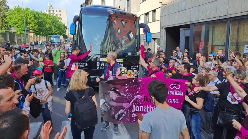 Milan con i suoi tifosi al bus della Bahrain Victorious dopo la tappa di Bergamo