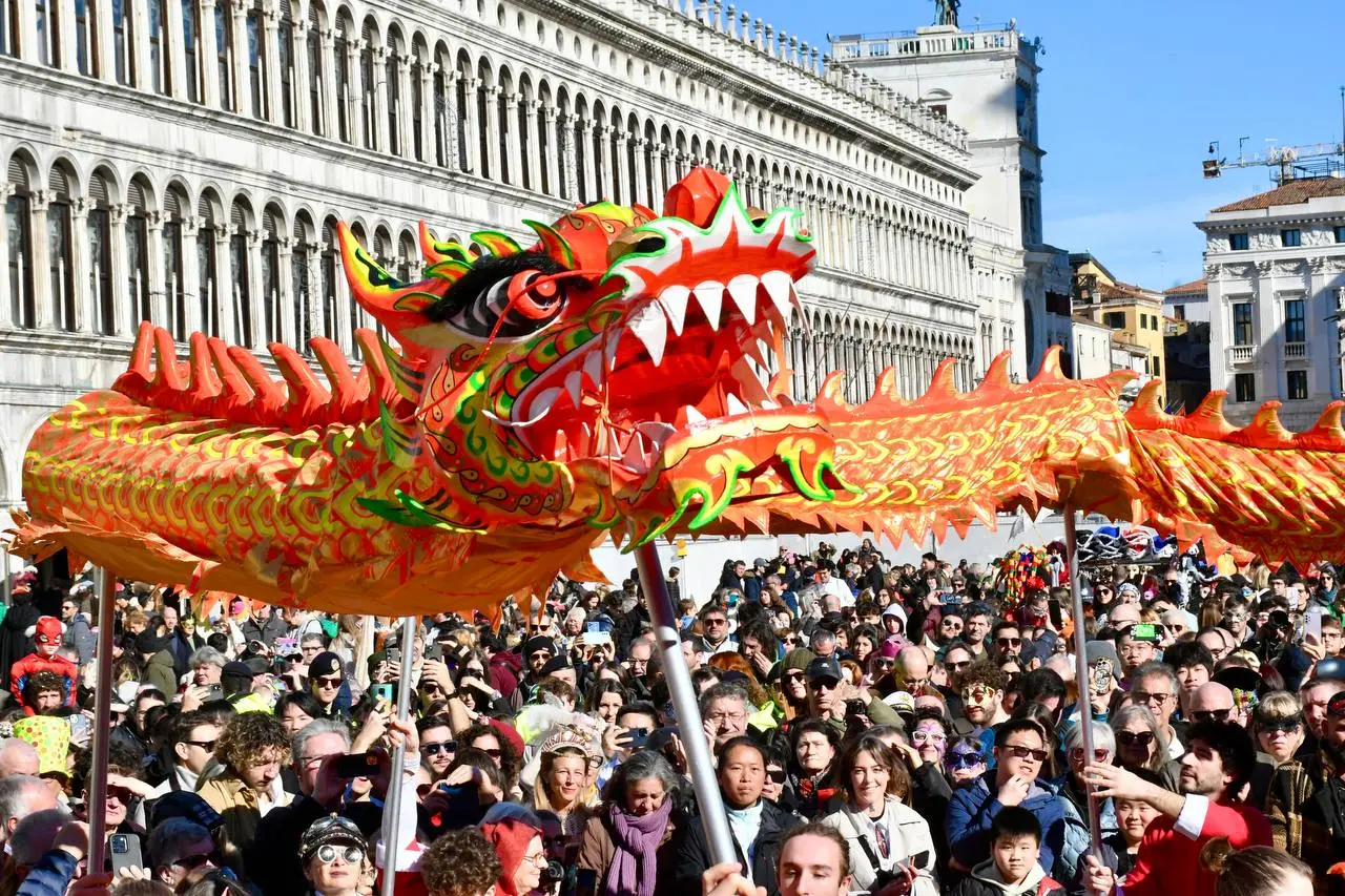 Diciotto giorni di festa che hanno portato il divertimento in tutte le "città di Venezia". Una pantegana galleggiante, cortei acquei, carri allegorici, spettacoli diffusi, rievocazioni storiche, la grazia delle 12 Marie e la magia del fuoco che incontra l’acqua all’Arsenale. Tutto questo è stato il Carnevale di Venezia 2024 “Ad Oriente. Il mirabolante viaggio di Marco Polo”, che oggi si è chiuso con il saluto da Piazza San Marco della Maria vincitrice del Carnevale 2024, Silvia Zecchin, la sfilata dei carri a Zelarino, l’ultimo spettacolo di “Terra Incognita”, nelle acque dell’Arsenale di Venezia, capace di immagare con il suo racconto ancestrale e le feste mascherate nei palazzi.