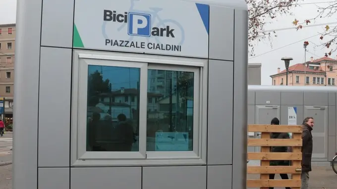 GIORNALISTA: Chiarin AGENZIA FOTO: Candussi LUOGO: piazzale Cialdini, Mestre DESCRIZIONE: inaugurazione del Bici Park