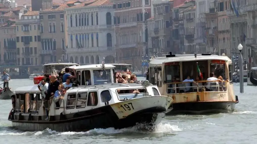 Un vaporetto Actv in servizio. Nel periodo estivo, l’azienda ha rinforzato le linee da e verso il Lido