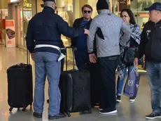 Interpress/Gf.Tagliapietra. 21.03.2017.- Protesta dei portabagagli regolari contro gli abusivi. La polozia ferroviaria ferma due abusivi