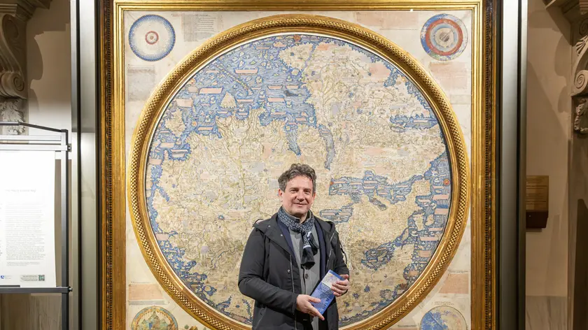 Il professor Andrea Nanetti davanti al planisfero di Far’ Mauro (foto Interpress)