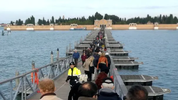 Interpress/Gf.Tagliapietra. 01.11.19.- Grande affluenza al ponte votivo per il cimitero.