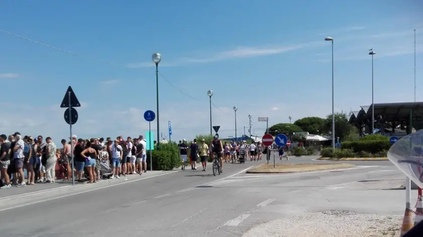 La lunga coda all'imbarcadero di Punta Sabbioni