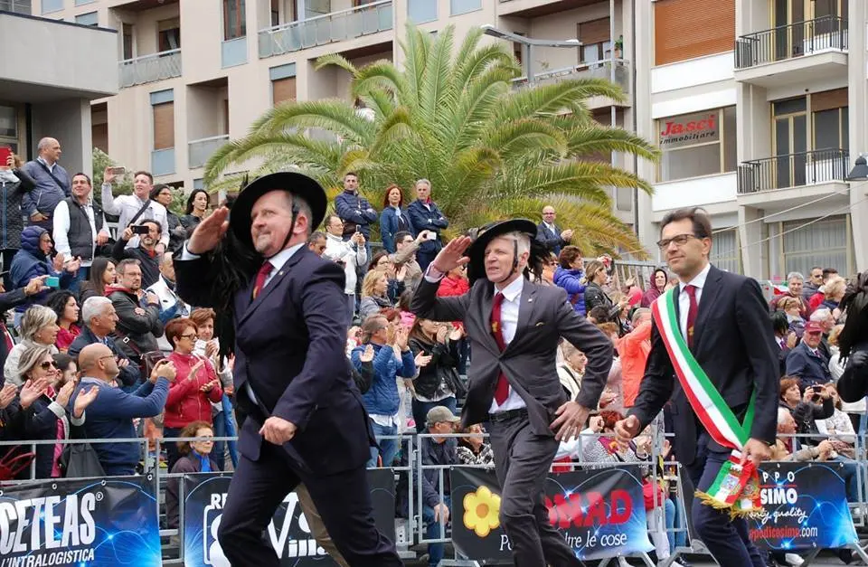 Colucci - Dino Tommasella - San Donà - PIAVE; 2018 - Persorso sfilata dei Bersaglieri e fanfara dell'Associazione nazionale bersaglieri- sezione di San Donà che sfila a Pescara lo scorso anno in occasione del raduno nazionale e foto del passaggio della stecca al sindaco Cereser. A reggere la stecca, alla destra di Cereser, con il cappello da bersagliere,è Mauro Cattai, presidente del comitato organizzatore.