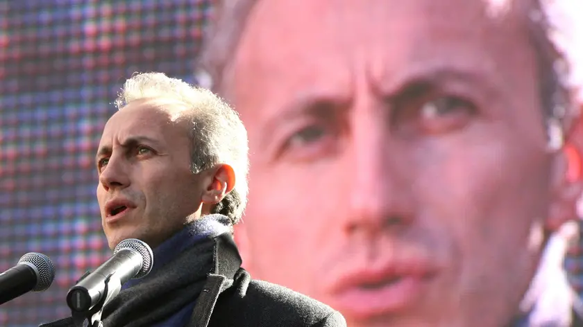 20090128 - ROMA - LAB - IDV:DI PIETRO,CRITICHE A NAPOLITANO? SOLO PER LO STRISCIONE - Il giornalista Marco Travaglio oggi a Roma durante la manifestazione organizzata dall'Associazione nazionale vittime di mafia e dall'Italia dei Valori. Durante la manifestazione a piazza Farnese, il sequestro di un manifesto, critico nei confronti del presidente della Repubblica, scatena il leader Idv, Di Pietro che a Napolitano dice: "A volte il suo giudizio è poco da arbitro e da terzo". Il Quirinale: "Offensivo e pretestuoso". Fini: "La critica non travalichi il rispetto". Dalla Camera solidarieta' a Napolitano PERCOSSI /ANSA / KLD