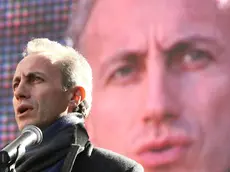 20090128 - ROMA - LAB - IDV:DI PIETRO,CRITICHE A NAPOLITANO? SOLO PER LO STRISCIONE - Il giornalista Marco Travaglio oggi a Roma durante la manifestazione organizzata dall'Associazione nazionale vittime di mafia e dall'Italia dei Valori. Durante la manifestazione a piazza Farnese, il sequestro di un manifesto, critico nei confronti del presidente della Repubblica, scatena il leader Idv, Di Pietro che a Napolitano dice: "A volte il suo giudizio è poco da arbitro e da terzo". Il Quirinale: "Offensivo e pretestuoso". Fini: "La critica non travalichi il rispetto". Dalla Camera solidarieta' a Napolitano PERCOSSI /ANSA / KLD