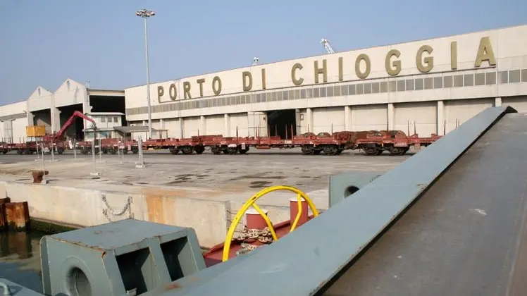 Agostini vch01a Ruggeroa Donaggio ..Chioggia: porto di Val da Rio,a bordo di una delle due chiatte per la navigazione fluviale