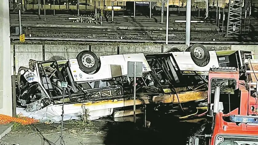 L’autobus caduto dal cavalcavia di Mestre, il 3 ottobre scorso