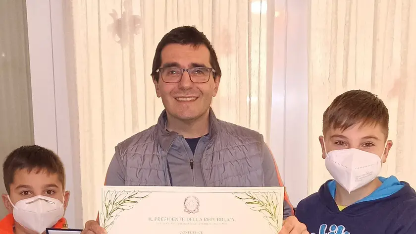 Paolo Piccoli con il papiro di Mattarella e i due figli, Mattia e il minore