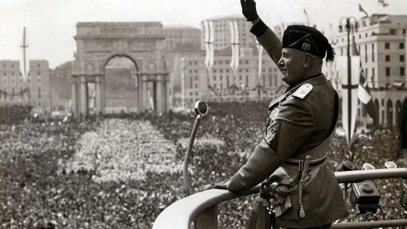 Benito Mussolini saluta la folla a Genova