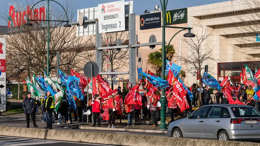 FOTO AGENZIA CANDUSSI / FURLAN / MESTRE / AGITAZIONE SINDACALE E SCIOPERO DIPENDENTI AUCHAN