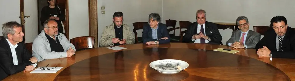 Il sub commissario Tatò con i rappresentanti delle sei Municipalità mercoledì a Ca' Farsetti (foto Agenzia Interpress)